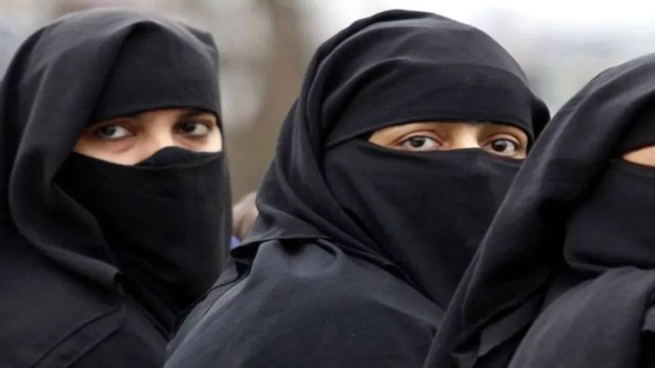 Pakistan : పాకిస్థాన్‌లో ఖురాన్ పేజీలను తగులబెట్టిన మహిళలు.. ఇద్దరిపై దైవదూషణ కేసు నమోదు