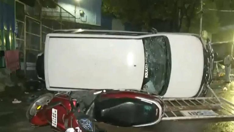 Kolkata Incident : కోల్‎కతా ట్రైనీ డాక్టర్ పై దారుణం.. ఆగ్రహంతో ఆస్పత్రిని ధ్వంసం చేసిన నిరసనకారులు