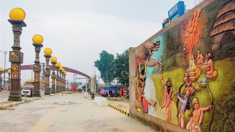 Ayodhya Ram Mandir : అయోధ్య రామయ్యను వదలని దొగలు.. రూ.50లక్షలు విలువ చేసే వీధి లైట్ల చోరీ