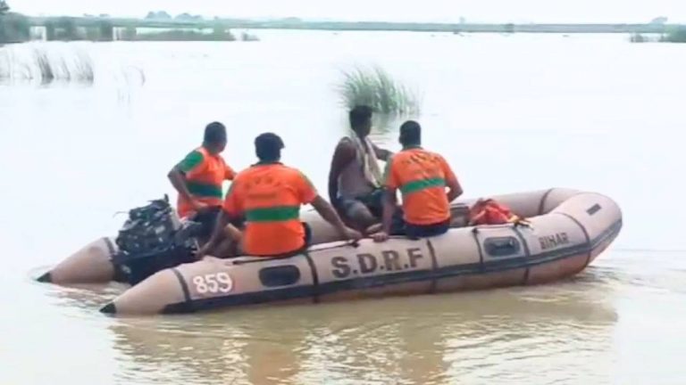 Bihar : బీహార్ లోని నదిలో మునిగిపోయిన పడవ.. 24మంది గల్లంతు