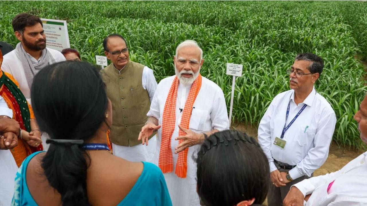 PM Modi :  ట్రిపుల్ స్పీడ్‌తో పని చేయండి… రైతులు కొత్త రకాలను అనుసరించాలని మోడీ సూచన