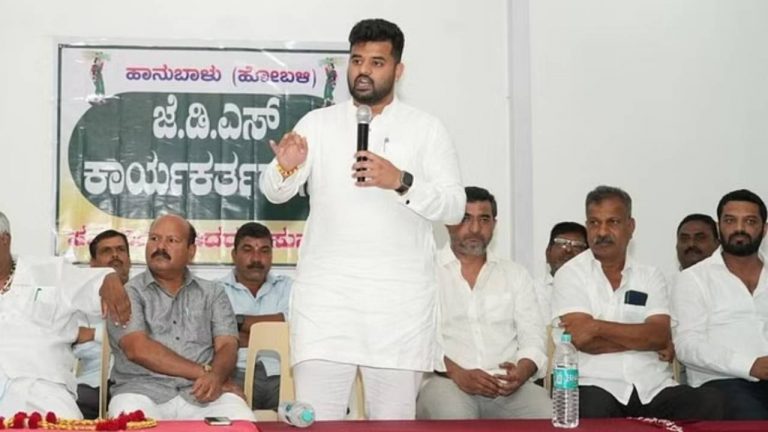 Prajwal Revanna : పనిమనిషిని వీడియో కాల్‌లో బట్టలు విప్పమన్న ప్రజ్వల్.. ఛార్జిషీట్‌లో సిట్‌ వెల్లడి