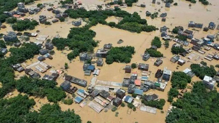 China landslides Floods: చైనాలో భారీ వర్షాలు… నార్త్ వెస్ట్రన్ ప్రావిన్స్‌లో వరద విధ్వంసం