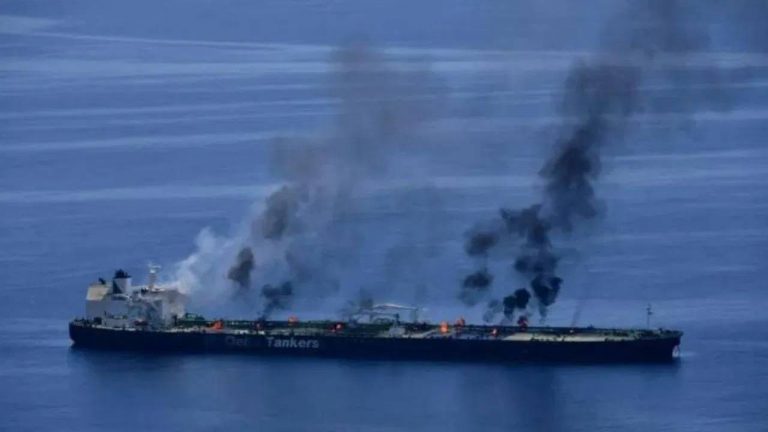 Houthis Attack : మిలియన్ బ్యారెల్స్ చమురు తీసుకెళ్తున్న ఓడను పేల్చేసిన హౌతీలు.. అమెరికా షాక్