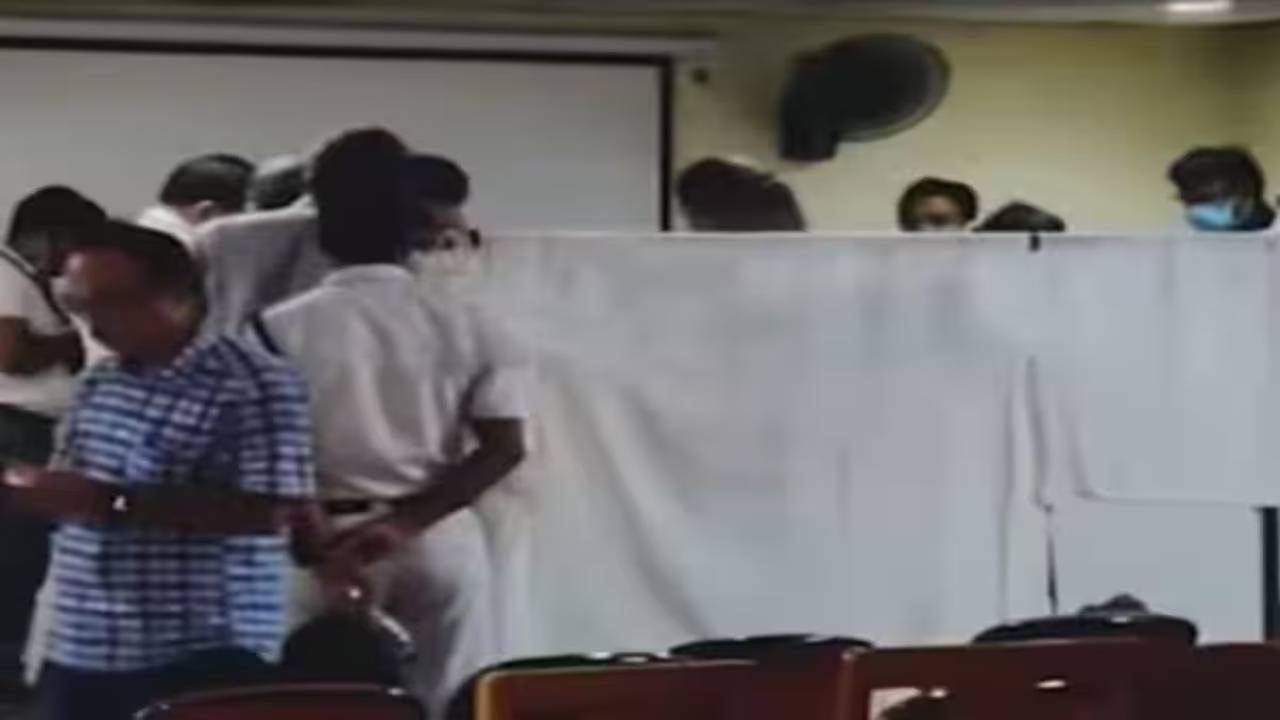 Kolkata Rape Case : కోల్‌కతా కేసులో క్రైమ్ సీన్ తారుమారు ? జనాల వైరల్ ఫోటోపై పోలీసుల వివరణ