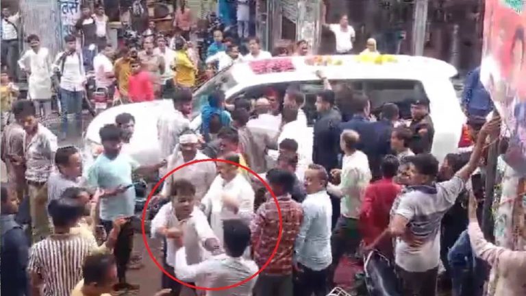 Akhilesh Yadav : పూలమాల వేసే విషయంలో గొడవ.. అఖిలేష్ యాదవ్ ఎదుటే తన్నుకున్న కార్యకర్తలు