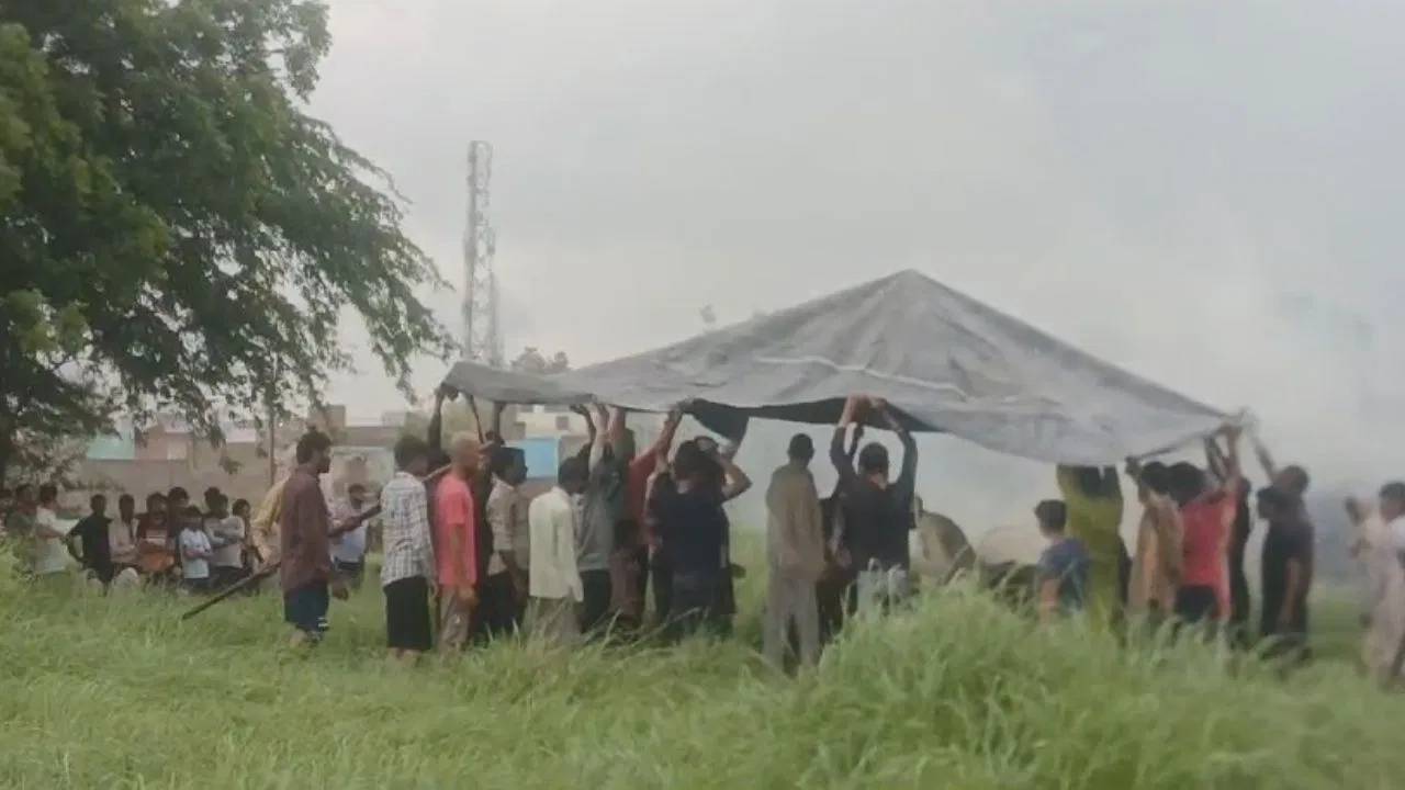 Uttarpradesh : క్రింద మంటలు, పైన వర్షం… శ్మశాన వాటికలో టార్పాలిన్ కప్పి అంత్యక్రియలు