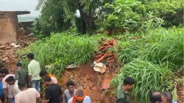 Madhyapradesh : స్కూల్ నుంచి తిరిగి వస్తుండగా చిన్నారులపై పడిన గోడ నలుగురు మృతి