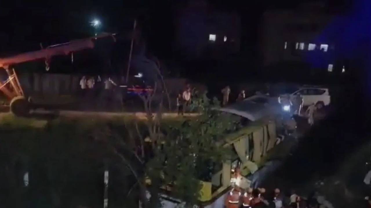 Road Accident : కారు-బస్సు ఢీకొని ఆరుగురు మృతి.. 30 మందికి గాయాలు