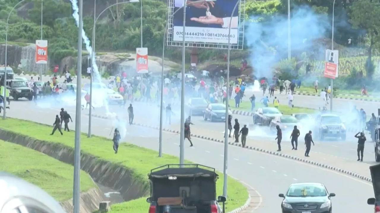 Nigeria Economic Crisis : నైజీరియాలో నిరసన తెలుపుతున్న వారిపై పోలీసులు కాల్పులు..13 మంది మృతి