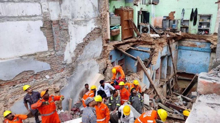 House Collapsed : కాశీ విశ్వనాథ దేవాలయం సమీపంలో కూలిన ఇళ్లు.. ఎనిమిది మంది సమాధి