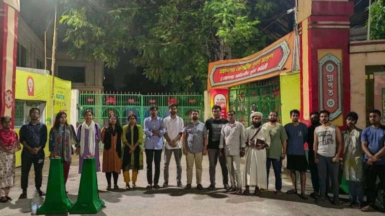 Bangladesh Protest : బంగ్లాదేశ్‌లో దేవాలయాలను రక్షించడానికి రాత్రంతా నిలబడిన విద్యార్థులు