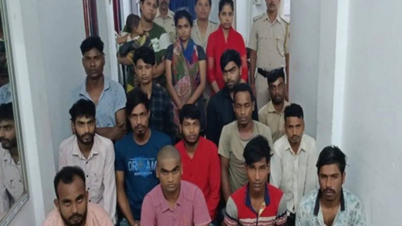 Bangladesh Crisis : భారత్‌లోకి ప్రవేశించేందుకు ప్రయత్నించిన 16మంది బంగ్లాదేశీయులు అరెస్ట్