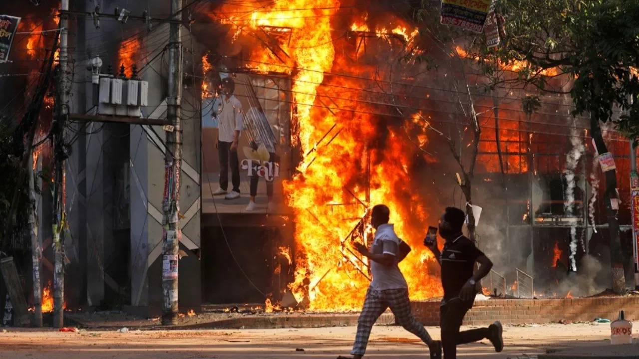 Bangladesh News : బంగ్లాదేశ్‌లో జైలు పై దాడి.. 500 మందికి పైగా ఖైదీలు పరార్