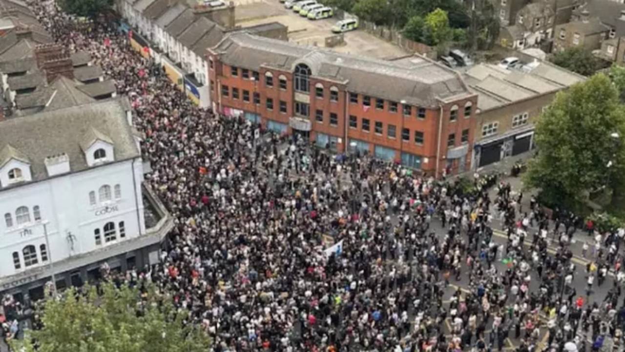 UK: బంగ్లాదేశ్ తర్వాత బ్రిటన్‌లో అదుపు తప్పిన పరిస్థితి.. జాత్యహంకారానికి వ్యతిరేకంగా ప్రజల నిరసన