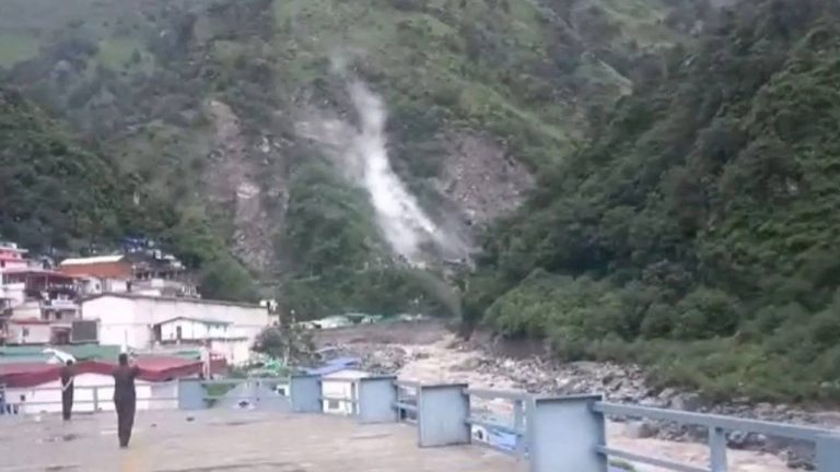 Uttarakhand : కేదార్‎నాథ్‎కు వెళ్లే సన్ ప్రయాగ్-గౌరీకుండ్ రహదారిపై విరిగిపడిన కొండచరియలు