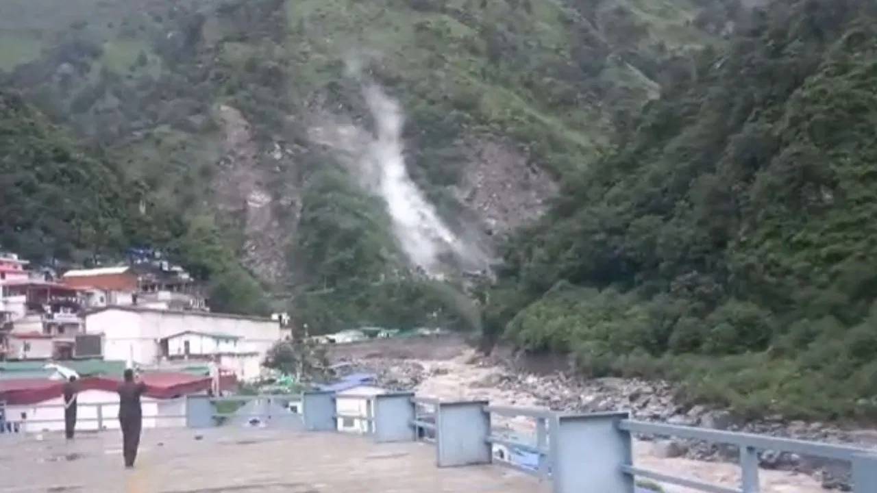 Uttarakhand : కేదార్‎నాథ్‎కు వెళ్లే సన్ ప్రయాగ్-గౌరీకుండ్ రహదారిపై విరిగిపడిన కొండచరియలు