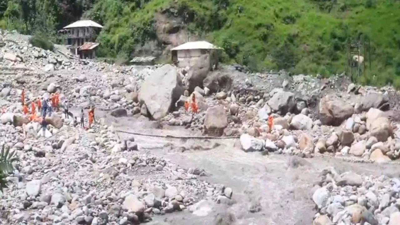 Himachal Pradesh : హిమాచల్ లో క్లౌడ్ బరస్ట్.. వరదల కారణంగా 13మంది మృతి, 109రోడ్లు బంద్