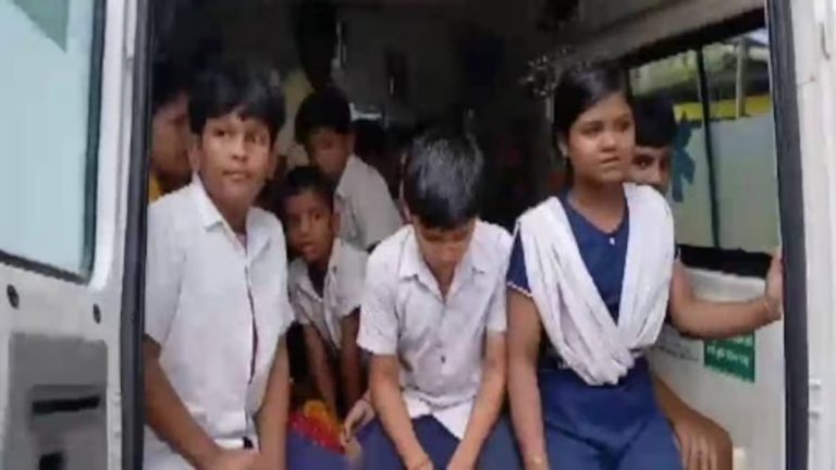 Food Poison : విషాదం.. మధ్యాహ్న భోజనం తిన్న దాదాపు 100 మంది విద్యార్థులకు అస్వస్థత