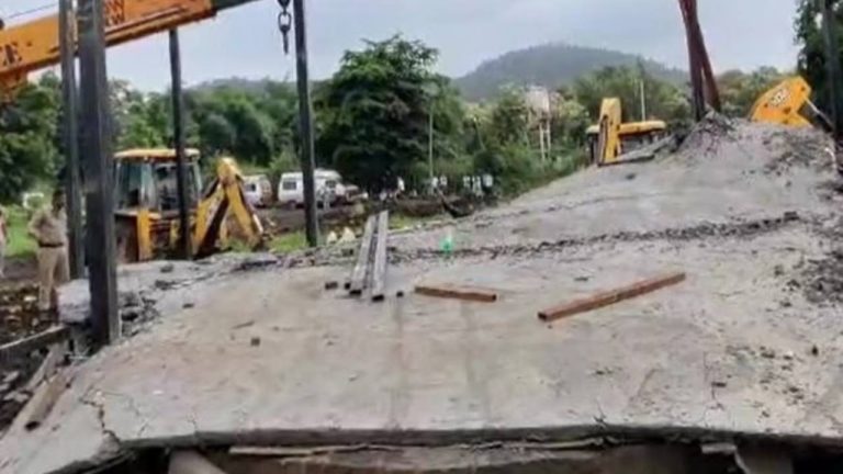 Madhyapradesh : పెను ప్రమాదం.. ఫామ్ హౌస్ పైకప్పు కూలి ఐదుగురు కూలీలు మృతి