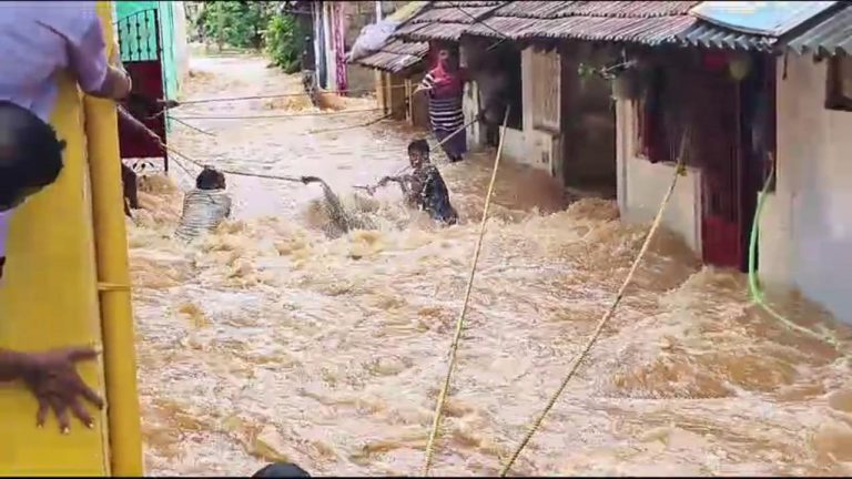 Nuziveedu: నూజివీడులో పెద్ద చెరువుకు గండి.. జలదిగ్బంధంలో 50 ఇళ్లు