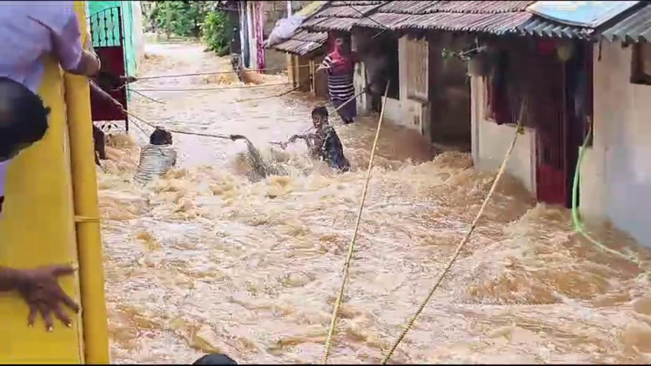 Nuziveedu: నూజివీడులో పెద్ద చెరువుకు గండి.. జలదిగ్బంధంలో 50 ఇళ్లు