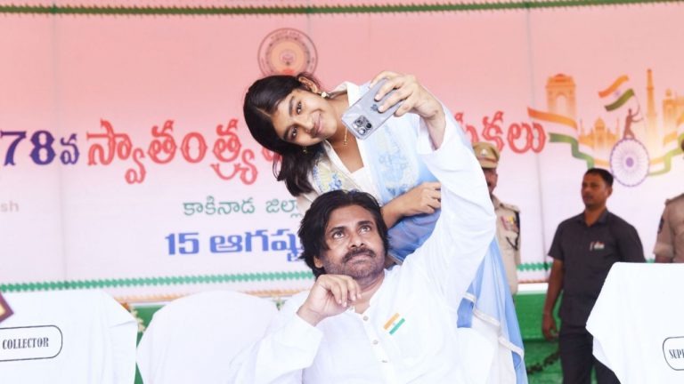 Pawan kalyan: కూతురుతో పవన్ కల్యాణ్ సెల్ఫీ.. పిక్ వైరల్!