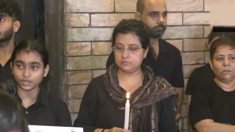 Kolkata doctor case: కొవ్వొత్తుల ప్రదర్శనలో  కూడా పాల్గొన్న గంగూలీ దంపతులు