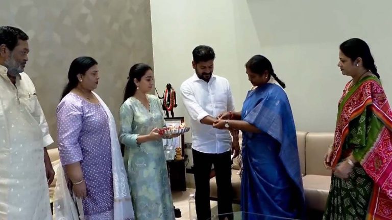 Minister Seethakka: సీఎం రేవంత్ రెడ్డికి రాఖీ కట్టిన సీతక్క..