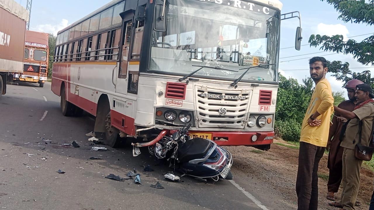 Ranga Reddy: స్కూటీ, ఆర్టీసీ బస్సు ఢీ.. తల్లీ కొడుకు మృతి
