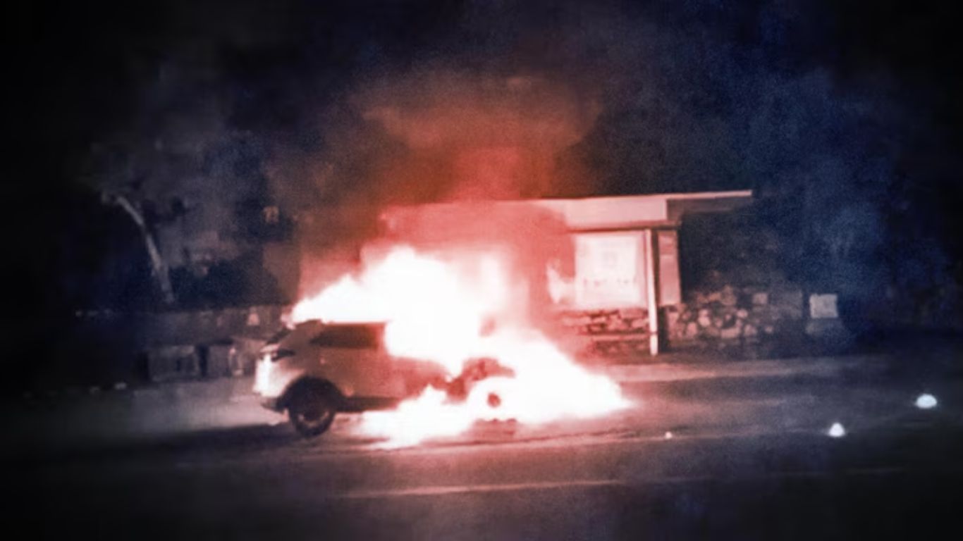 Road Accident: మద్యం మత్తులో బైక్‌ ను గుద్దేసిన ఎస్‌యూవీ.. ఒక్కసారిగా చెలరేగిన మంటలు..