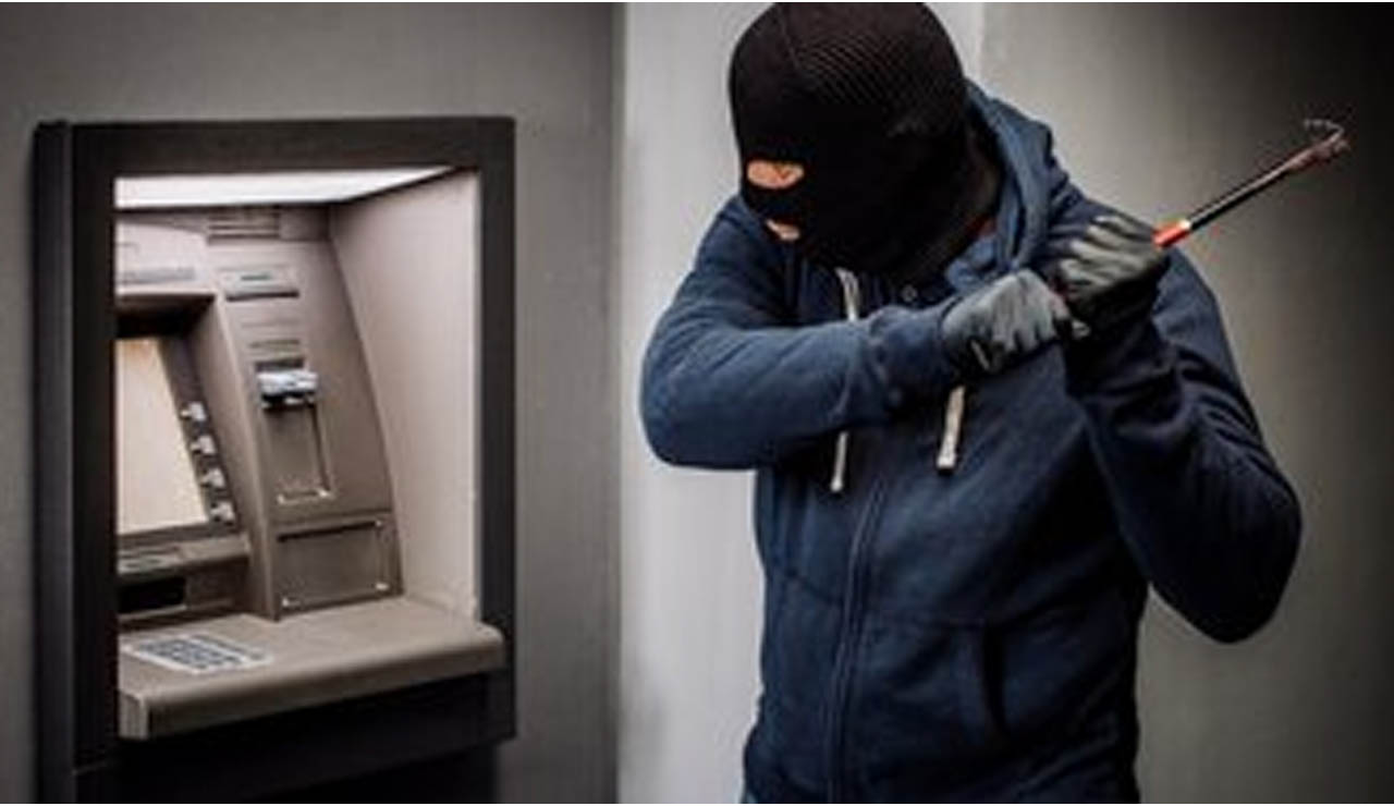 ATM Robbery: యాక్సిస్ బ్యాంక్ ఏటీఎంలో చోరీకి యత్నం..