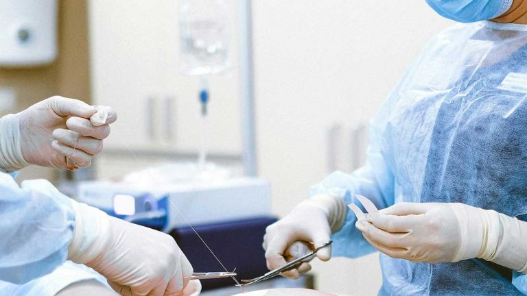 Ward Boy: వైద్యుడికి బదులు వార్డ్⁭బాయ్ ఆపరేషన్.. వీడియో తీసి..!