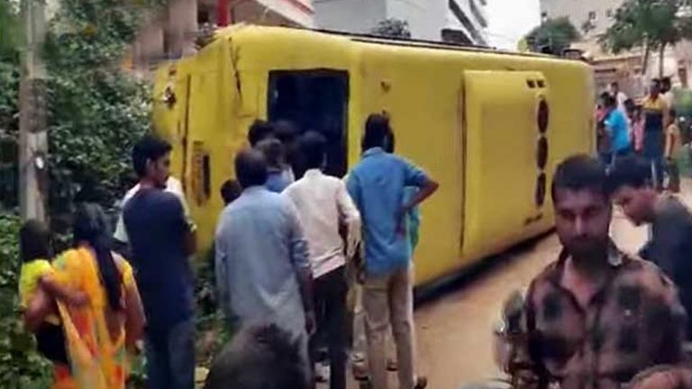 Bus Accident: ప్రైవేట్ స్కూల్‌ బస్సు బోల్తా.. విద్యార్థులకు త్రుటిలో తప్పిన ప్రాణాపాయం