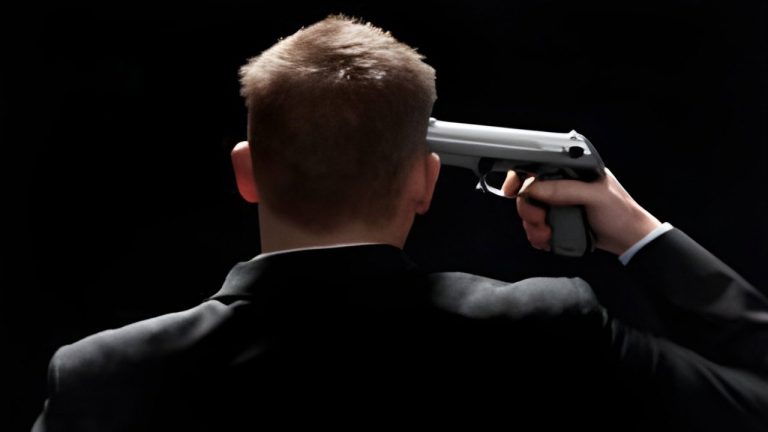 Suicide: ఆ వ్యాధితో బాధ పడుతూ.. భరించలేక గన్‌తో కాల్చుకుని యువకుడు ఆత్మహత్య