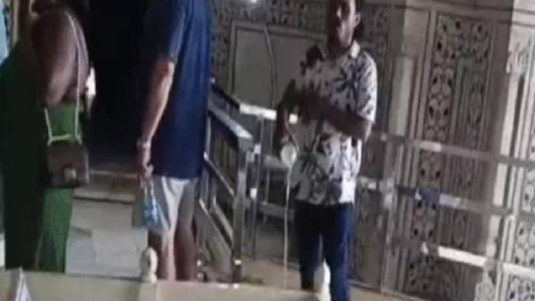 Taj Mahal: షాజహాన్, ముంతాజ్ సమాధులపై గంగాజలాన్ని చల్లిన యువకులు..వీడియో వైరల్