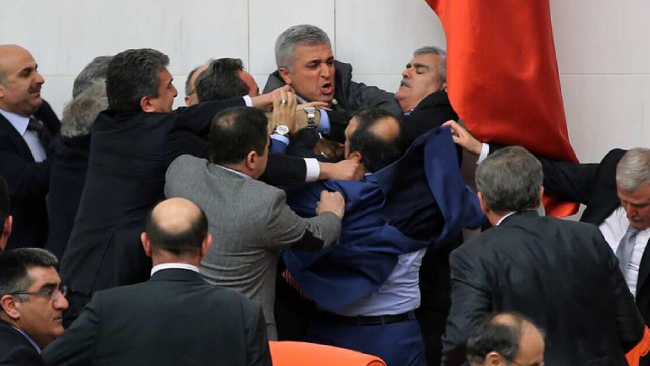Turkey Parliament: టర్కీ పార్లమెంట్లో పిడిగుద్దులు గుద్దుకున్న ఎంపీలు.. ఎందుకంటే? Turkey Parliament: టర్కీ పార్లమెంట్లో పిడిగుద్దులు గుద్దుకున్న ఎంపీలు.. ఎందుకంటే?