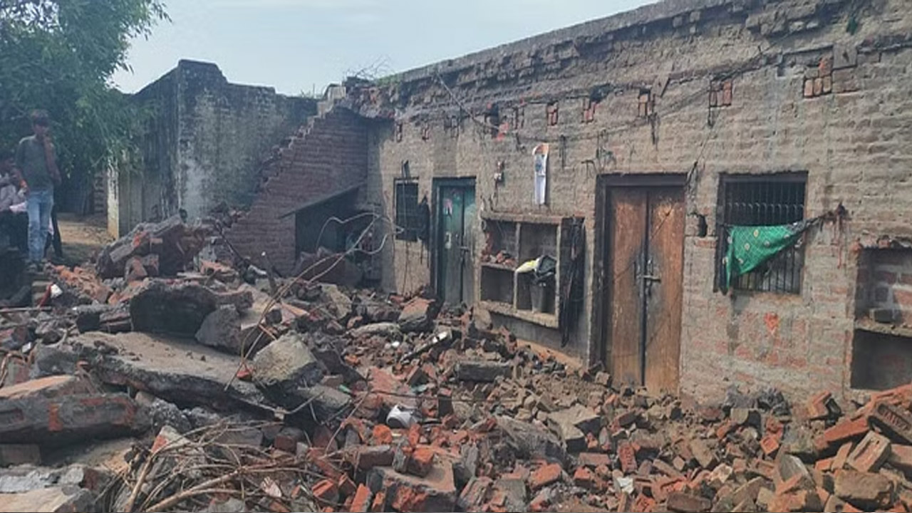 Tragedy: యూపీలో భారీ వర్షాలు.. ఇంటి పైకప్పు కూలి నలుగురు మృతి