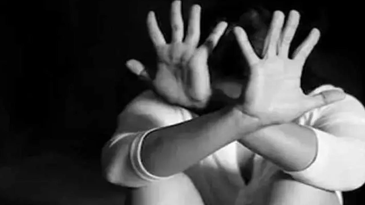 Physical Harassment: ఫొటోలు వైరల్ చేస్తానని యువతికి బెదిరింపులు.. నిందితుడు ఏం చేశాడంటే..?