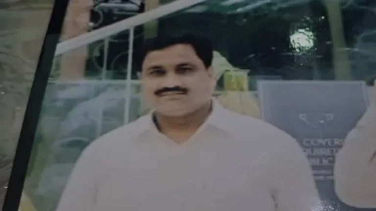 UP: పోస్టాఫీస్‌పై సీబీఐ రైడ్స్.. తుపాకీతో కాల్చుకుని ఆఫీసర్ ఆత్మహత్య