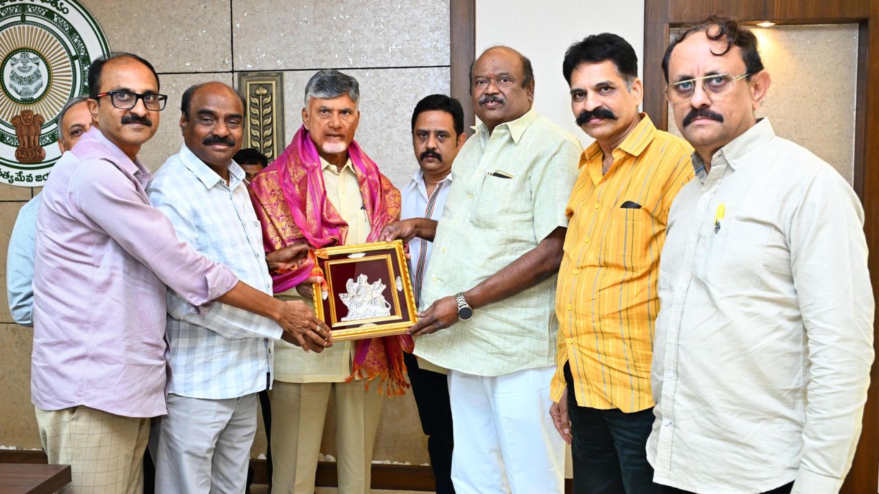 Chandrababu Naidu : ఆంధ్రప్రదేశ్ ముఖ్యమంత్రిని కలిసిన టాలీవుడ్ సభ్యులు.. కారణం ఇదే..?
