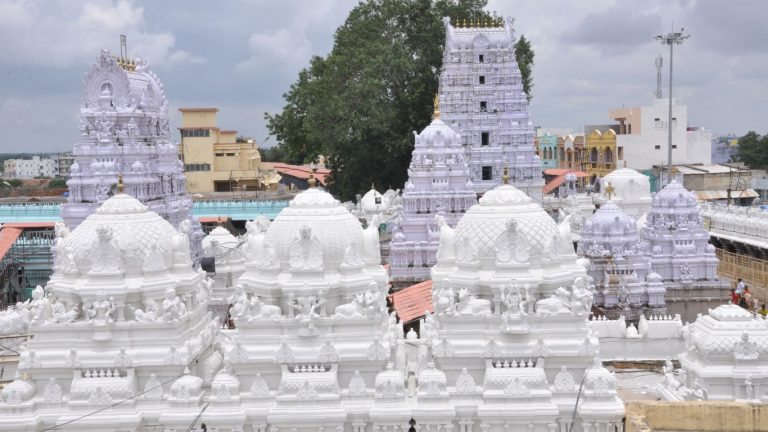 ACB Rides: వేములవాడ రాజన్న ఆలయంలో ఏసీబీ తనిఖీలు..