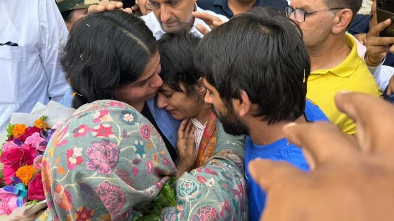 Vinesh Phogat: స్వదేశానికి విచ్చేసిన భారత స్టార్‌ రెజ్లర్‌.. కన్నీళ్లు పెట్టుకున్న వినేశ్