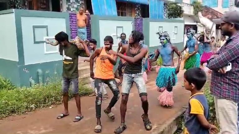 Viral Video: కొండచిలువతో యువకుల ఫీట్లు.. వీడియో వైరల్