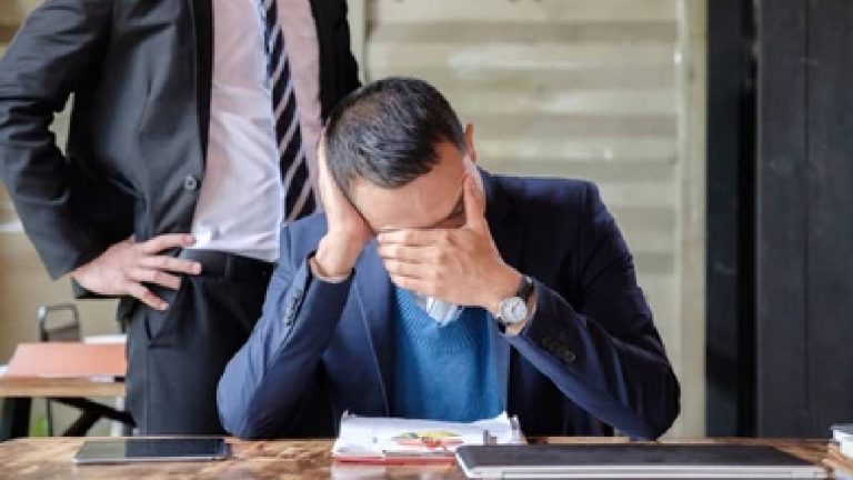 Viral post: ఆఫీస్ నుంచి “ఒక నిమిషం” ముందు వెళ్లిపోయినందుకు నోటీసులు.. వైరల్ అవుతున్న పోస్ట్..