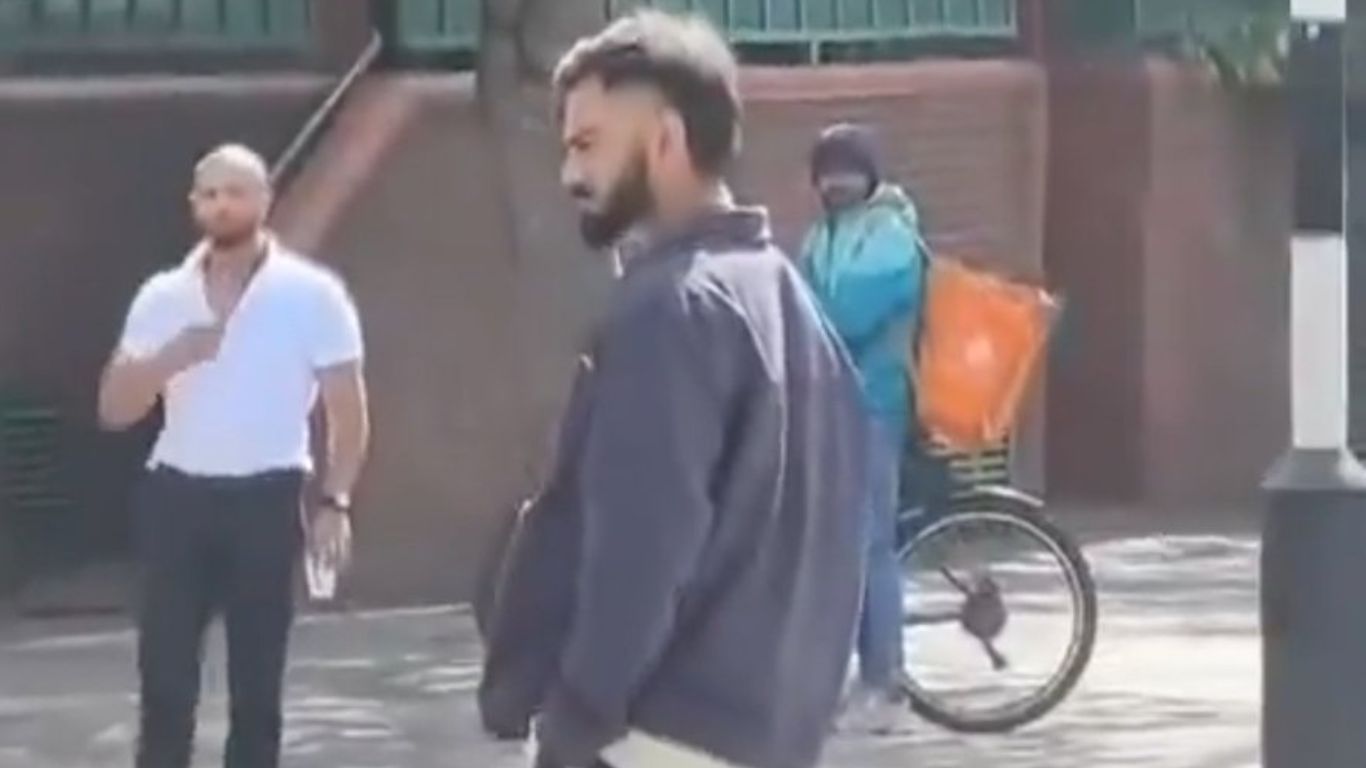 Virat Kohli: లండ‌న్ వీధుల్లో ఒంటరిగా విహరిస్తున్న విరాట్ కోహ్లీ..