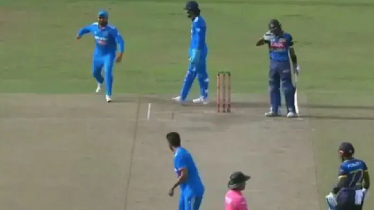 Viral Video: వాషింగ్టన్ సుందర్‌ను కొట్టేందుకు పరుగెత్తుకొచ్చిన రోహిత్.. వీడియో వైరల్!