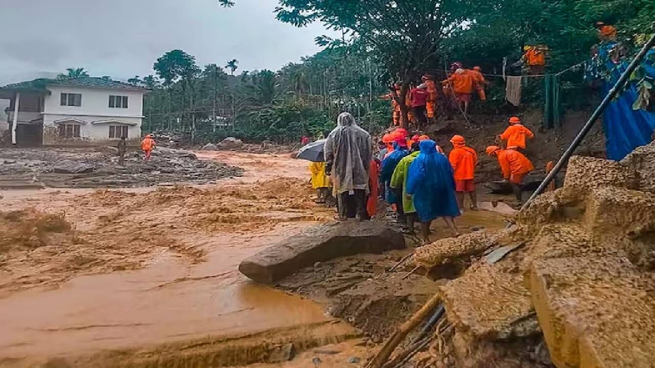 Wayanad landslide: వయనాడ్ కొండచరియలు విరిగిపడిన ప్రాంతం 13 ఫుట్‌బాల్ మైదానాలతో సమానం: ఇస్రో..