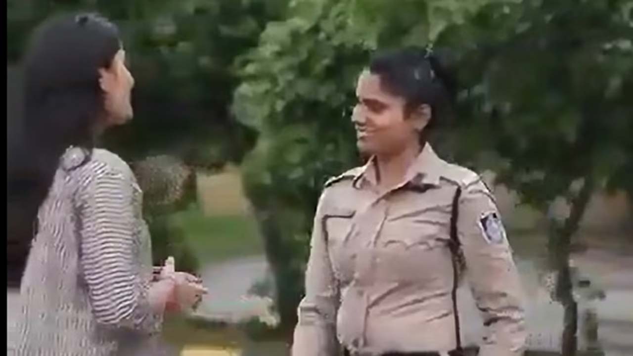 MP: ఓ ప్రైవేటు ప్రకటనలో మహిళా కానిస్టేబుల్ ప్రత్యక్షం.. ఉద్యోగానికి ఎసరు