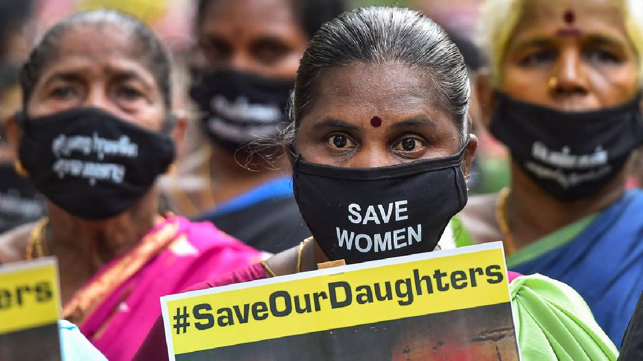 Women Harassment: దేశంలో ప్రతీగంటకు నలుగురు మహిళలపై అత్యాచారం..